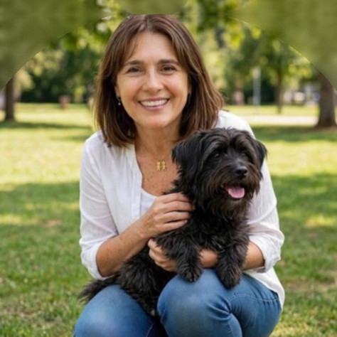 Lina Fuenzalida en un parque con su perro